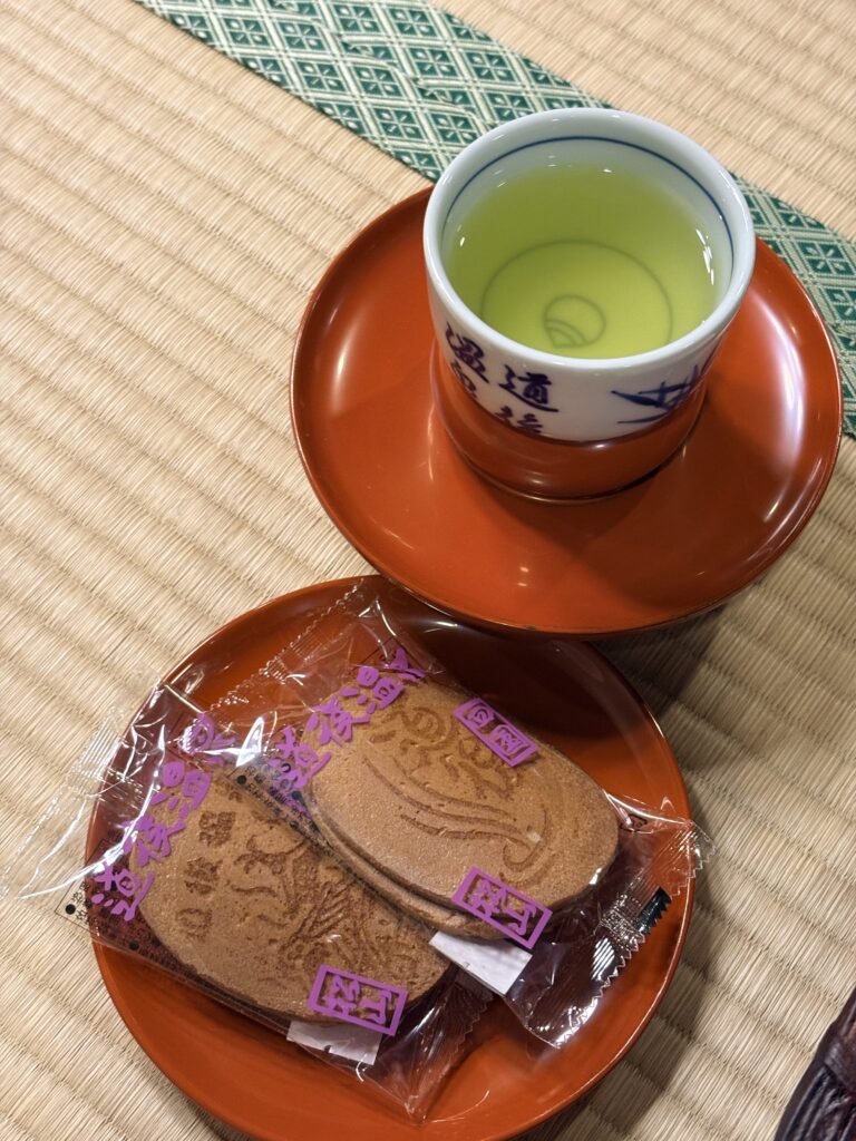 島後温泉、休憩所のお茶とお菓子