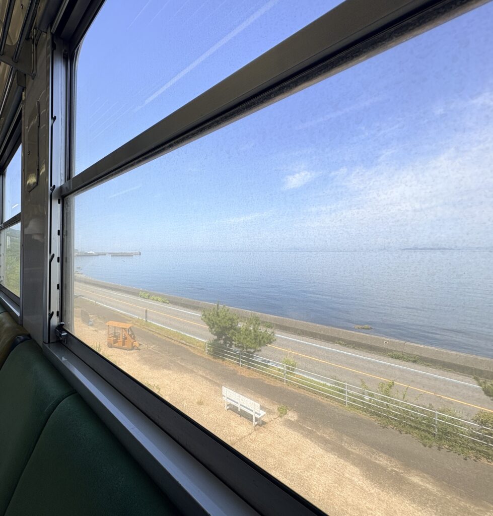 愛ある予讃線の電車内から見た瀬戸内海