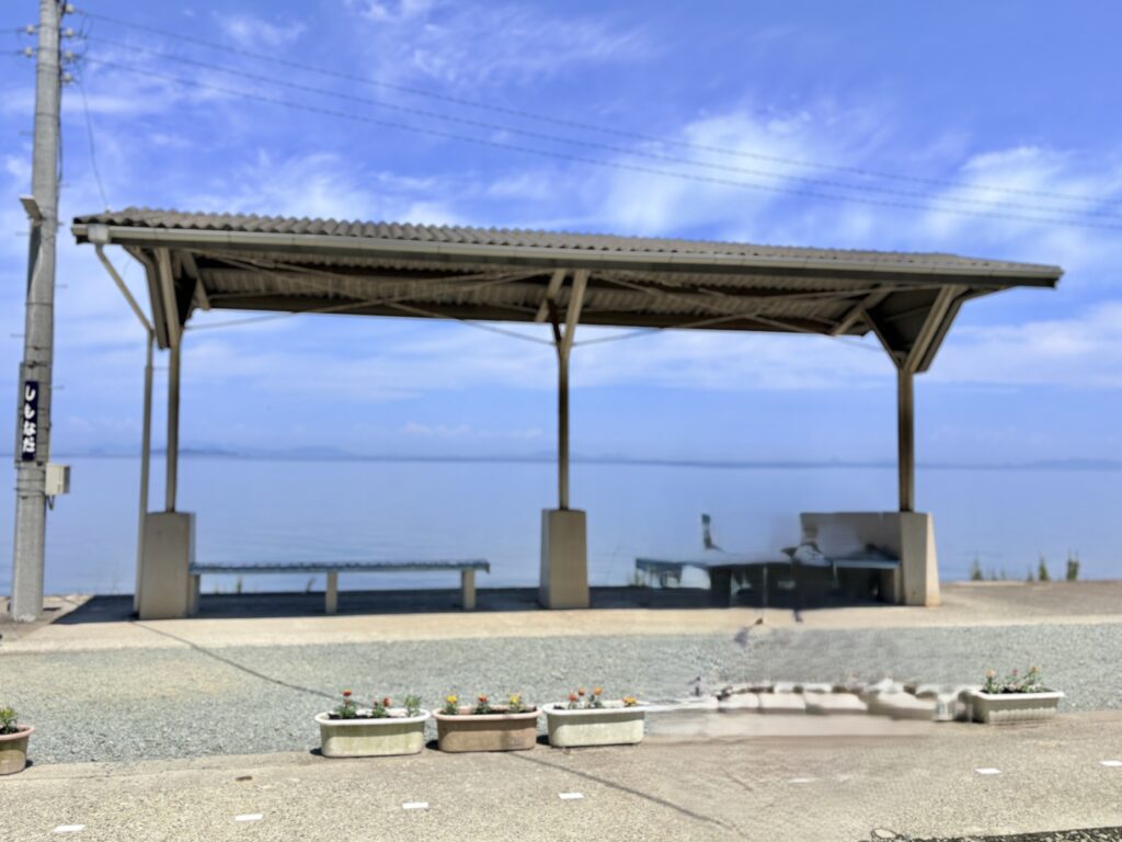 愛ある予讃線下灘駅と瀬戸内海