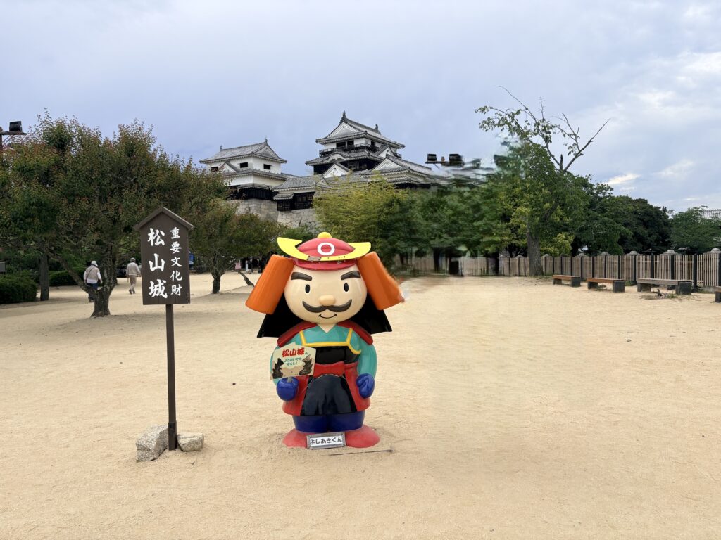 松山城と初代城主ゆるキャラよしあき君