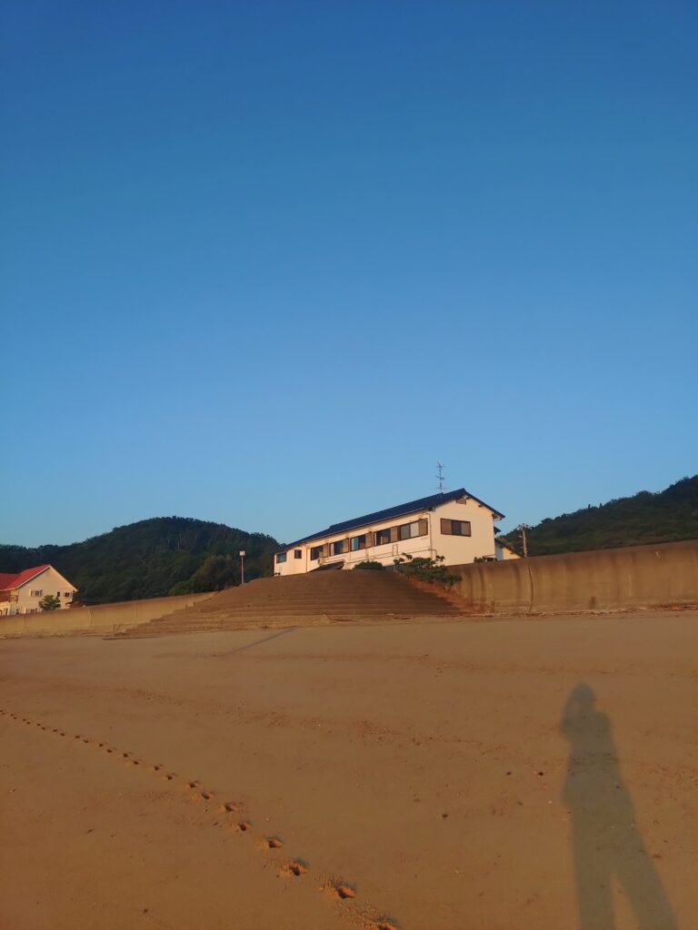 HOTEL結乃屋 外観と白浜とイノシシの足跡